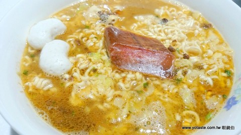 眼鏡伯烏魚子一口酥即食包，加到泡麵當宵夜非常方便